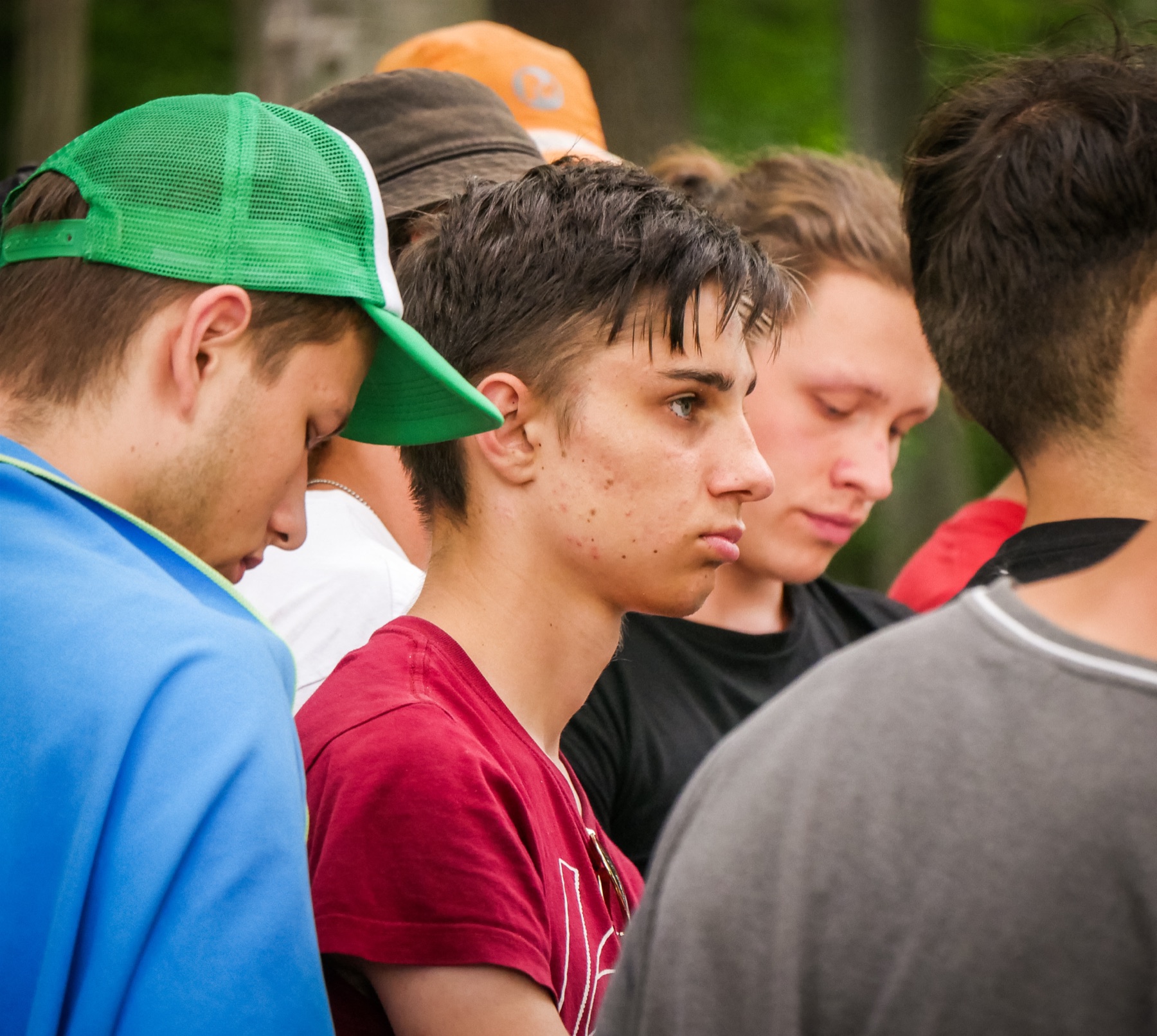 Účastníci v sústredenom rozhovore